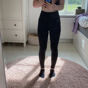 Tränings byxor - Tränings byxor ifrån Endurance. Använda några få gånger. Jag är 158cm och dem är på gränsen till att vara för små. Har haft dem ett tag så vet inte vad dem kosta men mitt pris är 100kr+ frakt. Skriv gärna om ni har frågor eller vill ha mer bilder.