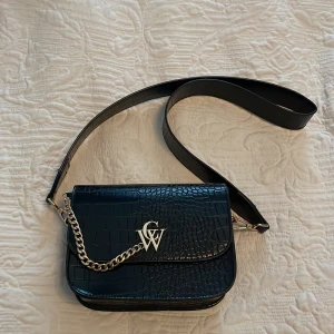 Väska - Axelremsväska med bredare band i nyskick