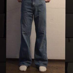 Ett par weekday jeans som är insydda i sidan för att sitta riktigt snyggt. Modellen är beyond och byxor är i bra skick och har mycket att ge. De passar mig som brukar ha W30