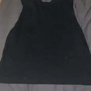 En svart typ overzized tröja men stora hål till armarna 