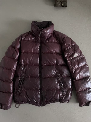 Moncler Maya Vinröd Size 3 - Size 3, som en M/L två små hål på ryggen, ingen luva.  inga byten. 