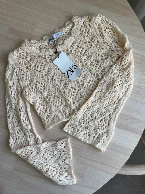 Virkad topp - Virkad supersnygg topp från Zara i beige/krämvit. Aldrig använd, prislapp kvar. Storlek S 💕