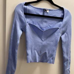 Ljusblå superfin tröja. Köpte i våras men säljer då den inte kommit till användning. Helt oanvänd! Nypris 249kr