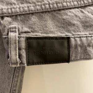 Gina jeans  - Ljus Grå jeans från Gina tricot i modellen 90’s Helt oanvända! Nypris 499