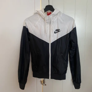 Nikejacka - Svart-vit vindjacka från Nike i storlek XS🧡