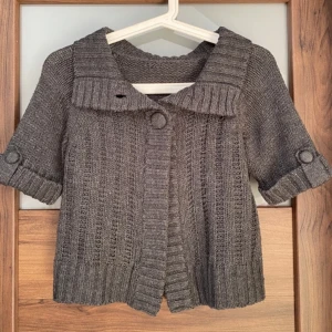 Stickad kofta  - Super söt stickad kofta i mycket bra skick! Passar S och M😊