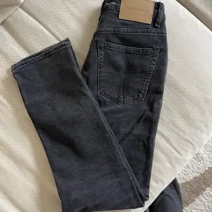 Säljer mina gråa jeans från Tiger i så gott som oanvänt skick då de är för stora för mig! Jättesnygg mörkgrå tvätt! Modellen Meg i storlek 26/30 normala i storlek