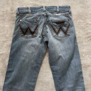 Lågmidjade bootcut jeans, väldigt bra skick förutom att de är lite slitna i sömmen på ett ställe, syns på sista bilden. 