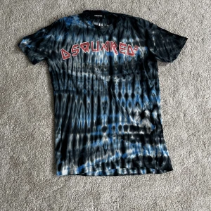 Dsquared - Säljer en dsquared tröja i fint skick, storlek L och inga skador eller tecken på användning 