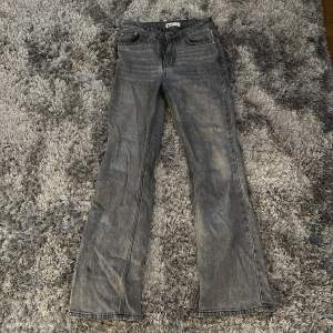  Flared jeans från Gina Tricot som är gråa och bekväma