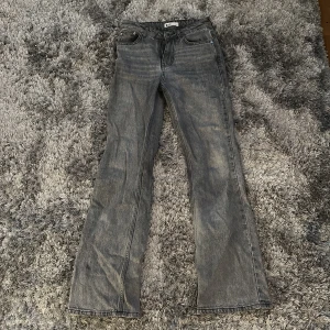  Gina tricot jeans  -  Flared jeans från Gina Tricot som är gråa och bekväma