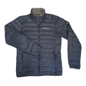 Sail racing, Jacka - ✨Stilren och fräsch vinter/höst jacka. Självklart äkta, dragkedjan och loggan är i super skick!✨  Bröstvidd: 50 Längd: 65 cm Armlängd: 64 cm 