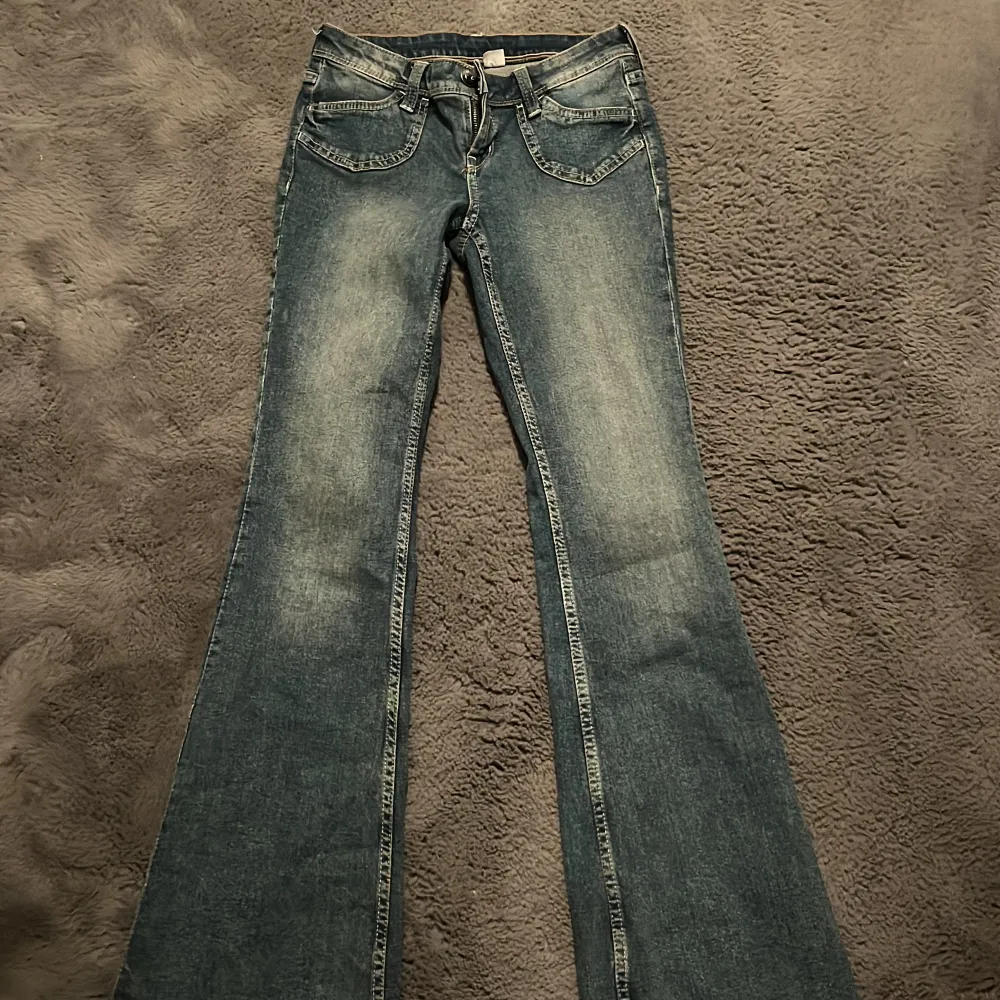 Fina jeans ifrån hm, fint skick men lite slitna vid hälarna skickar självklart bild vid intresse ! Köpta för 299. Skriv gärna för bilder och tryck gärna på köp nu🙏💗. Jeans & Byxor.