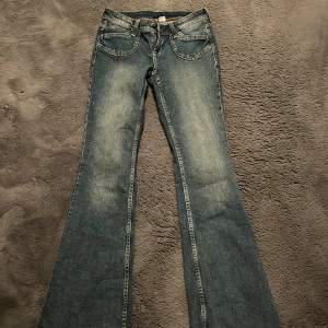 Fina jeans ifrån hm, fint skick men lite slitna vid hälarna skickar självklart bild vid intresse ! Köpta för 299. Skriv gärna för bilder och tryck gärna på köp nu🙏💗
