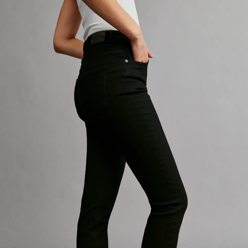 Flare jeans från Gina tricot, precis som nya aldrig använts. 82% bomull 16% polyester 2% elastan.  Nypris 500kr, slutsålda idag. Storlek 42.. Jeans & Byxor.