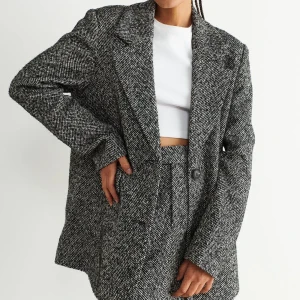 Kavaj/jacka - Oversized kavaj/jacka i tweed med boxig passform.  70% polyester, 30% ull Helt ny med prislappen kvar, köptes för 800kr men kommer tyvärr inte till användning. Helt slutsåld idag.
