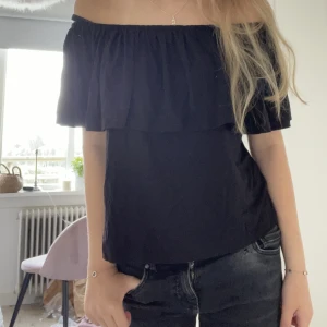 Svart topp  - Säljer denna as söta toppen med volanger!! 💕🙏🏻