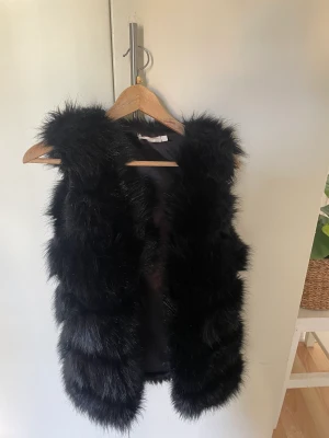 Päls väst - Säljer denna päls väst som ej används längre, storlek S och fint skick. Den är köpt för länge sen men inte trasig på något sätt.