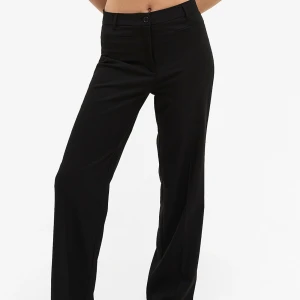 Svarta kostymbyxor - Från Monki! Gott skick! 