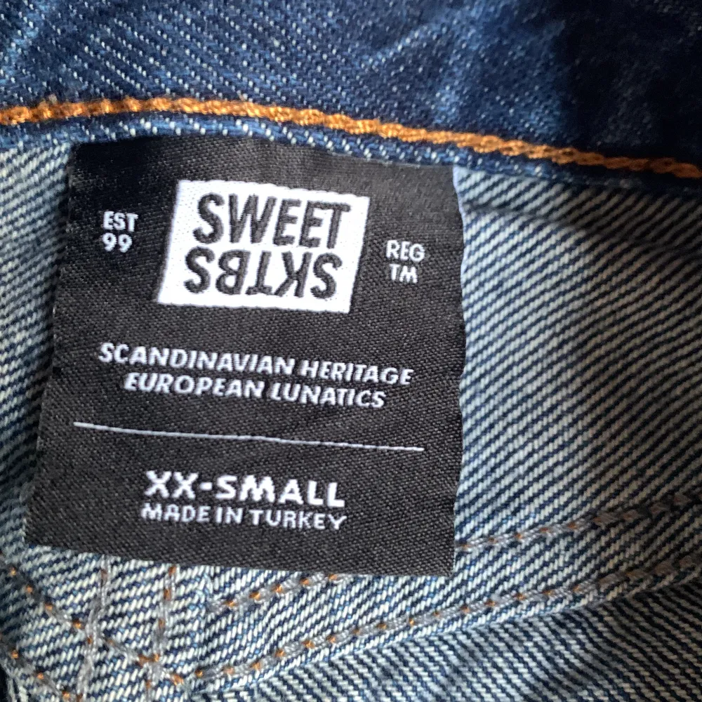 Säljer mina blåa sweet skateboarding company byxor. Dom är i bra skick förutom slitage längst ner på byxbenen. Säljer för 350kr men pris går att diskutera. Skriv vid minsta intresse. Jeans & Byxor.