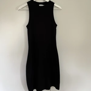 Klänning - Från Emma Ellingsens kollektion med NAKD, gott skick och fint tjockt ribbat material! Använd 1 gång!