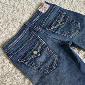 True religion jeans  - Säljer mina snygga true religion jeans då de är för långa för mig tyvärr.  Lågmidjade och bootcut. Innerbenslängd 79 midjemått 38cm. Jättebra skick!