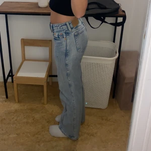 Jeans - Fina lowwaist jeans från weekday. Har en nagellim prick som man inte märker.