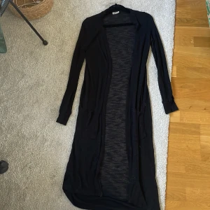 Lång cardigan - Läng cardigan med fickor. 