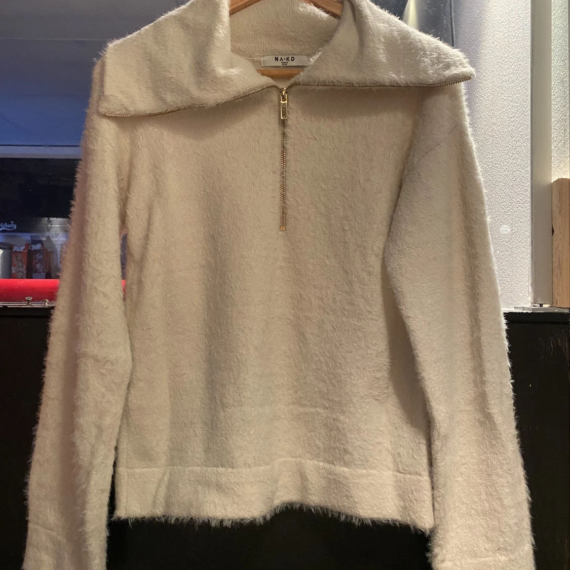 Off-white fluffig tröja, NAKD