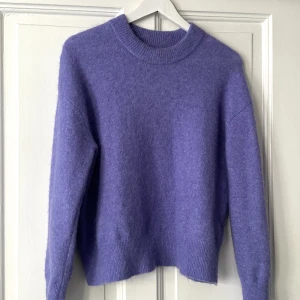 Stickad tröja - Stickad tröja från Samsoe Samsoe i en superfin färg! Materialet är en blandning av alpacka, ull och polyamid. Denna är knappast använd och ett i bra skick🫶🏼