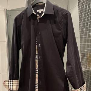 En Jätte fräsch Burberry skjorta i Storlek S ✅Självklart äkta ✅ Säljer den för att den är för liten ✅.       (Pris: 700kr) ✅