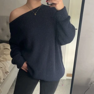 Oversized tröja från &OtherStories - Oversized one shoulder tröja från &other stories, jättemysig nu till hösten!!🩷🩷Jättebra skick!!