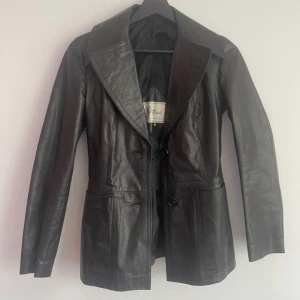 Läderjacka - Vintage jacka i älta läder. Ganska så liten i storleken passar nog xxs-xs bäst. Jag brukar ha s/m och kan inte knäppa jackan. 