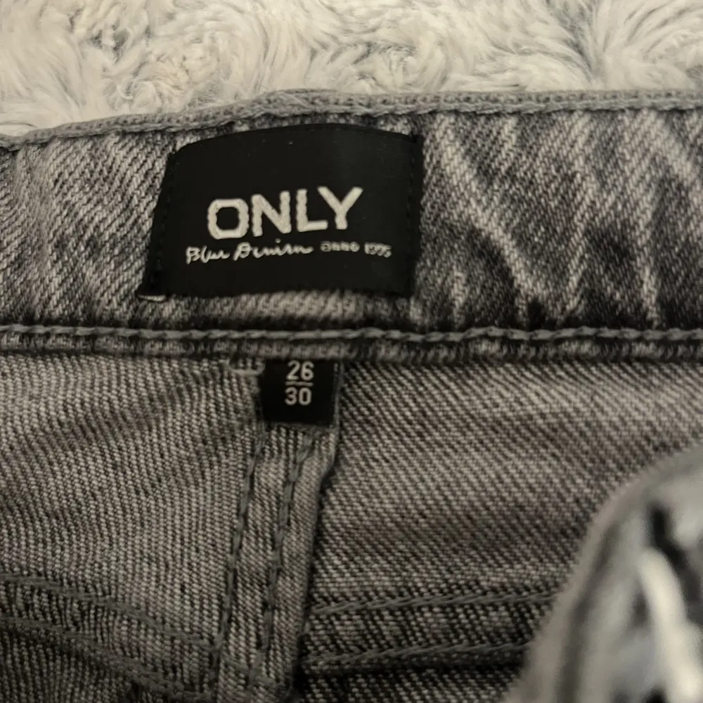 Säljer dessa skit snygga jeansen som är raka i modellen. Knappt använda, bra skick . Jeans & Byxor.
