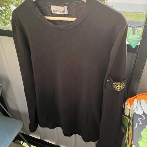 F@ke stone island tröja. Liten skada vid halsen kom privat för bild. Storlek L passar M