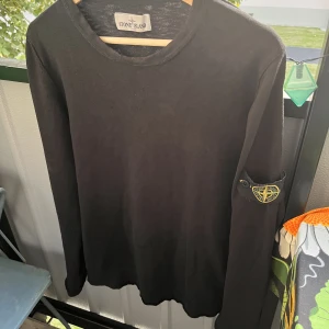 Stone island tröja - F@ke stone island tröja. Liten skada vid halsen kom privat för bild. Storlek L passar M