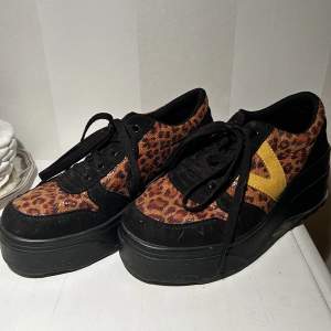 Leopardmönstrade sneakers från VOX. Hyfsat använda men i bra skick.