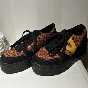 Leopardmönstrade sneakers  - Leopardmönstrade sneakers från VOX. Hyfsat använda men i bra skick.