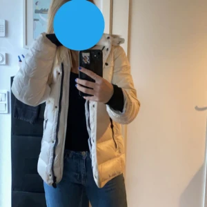 vit moncler!  - säljer nu min vita moncler jacka eftersom den inte kommit till någon användning, bilderna är från i vintras så kan absolut ta nya till de som är intresserade! 💓 kan gå ner i pris pga dragkedjan är sönder men går nog att laga. 