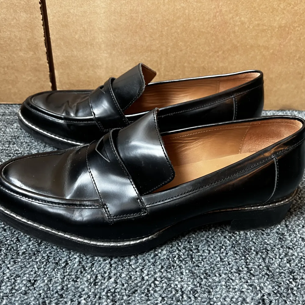 Svarta loafers i skinn från HM Premium, strl 39.  Mycket sparsamt använda och i toppenskick.  . Skor.