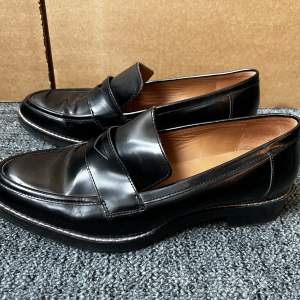 Svarta loafers i skinn från HM Premium, strl 39.  Mycket sparsamt använda och i toppenskick.  