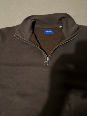 zip up från Jack & Jones - Säljer en fräsch brun zip up från Jack Jones som ej säljs längre. Nypris 499 mitt pris 249+frakt. Tveka inte för frågor eller bilder!