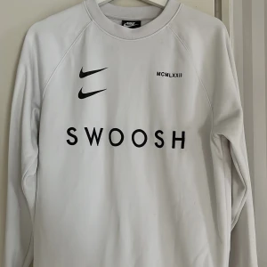 Nike tröja  - En väldigt snygg Nike tröja som är oanvänd sitter jätte bra. 