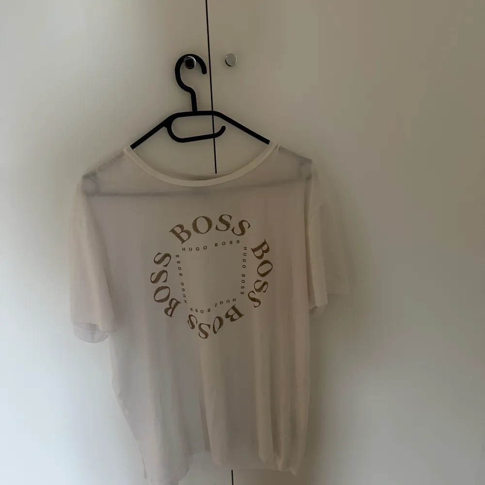 Herr t-shirts 300kr styck. 800 för alla tre. Hugo boss. . T-shirts.