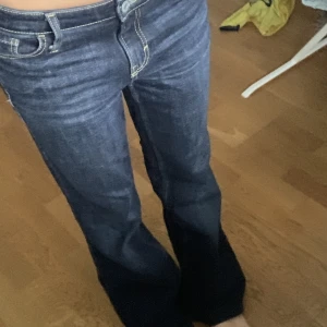 Mörkblåa jeans - Grymt snygga mörklblåa jeans!! Jeansen är uppsydda längst ner men det e inget som syns, passar mig som är runt 165❤️❤️