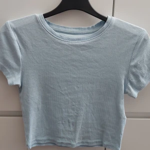 Blå t-shirt - Blå t-shirt, bra skick