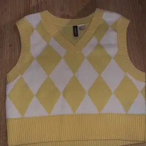 White and yellow top. Size S. Worn 2 times and in good condition. 