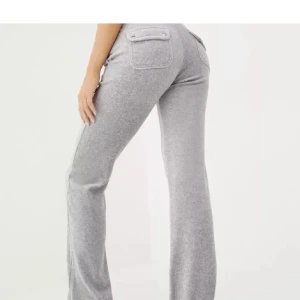 Juicy byxor - Säljer dessa fina gråa juicybyxor, de är i bra skick har bara tröttnat på dem, skriv för egna bilder, vill bara bli av med dem drf ett lågt pris❤️‍🔥