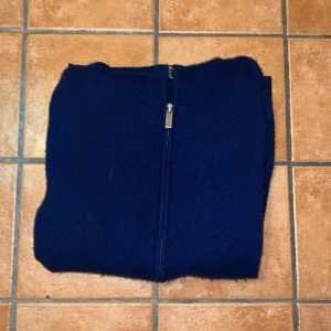 Cashmirezipper - Cashmiretröja från Lawrence Grey New York. Storlek M. Bra skick, vädligt skön och sweet! Nypris 1800kr. 100% cashmire. Tänker mig 700kr eller bud! 