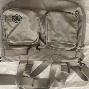 Vintage peak preformance väska - Nästan helt oanvänd vintage väska från peak preformance. Kan mötas upp i karlstad eller frakta mot fraktkostnad. Är du intresserad är det bara att du hör av dig!